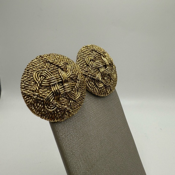 Vintage 1928 Textured Gold Tone Clip-on Earrings Filigree Scroll Big Round Dome - Picture 3 of 4